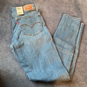 LEVIS • 710 Super Skinny